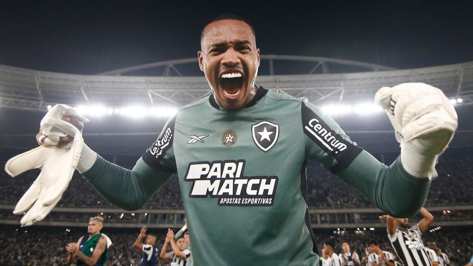 Histórico! Luvas de John, goleiro do Botafogo, chegam ao museu da FIFA 