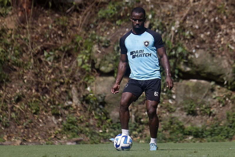 Kayque durante treino do Botafogo — Foto: Vítor Silva/Botafogo