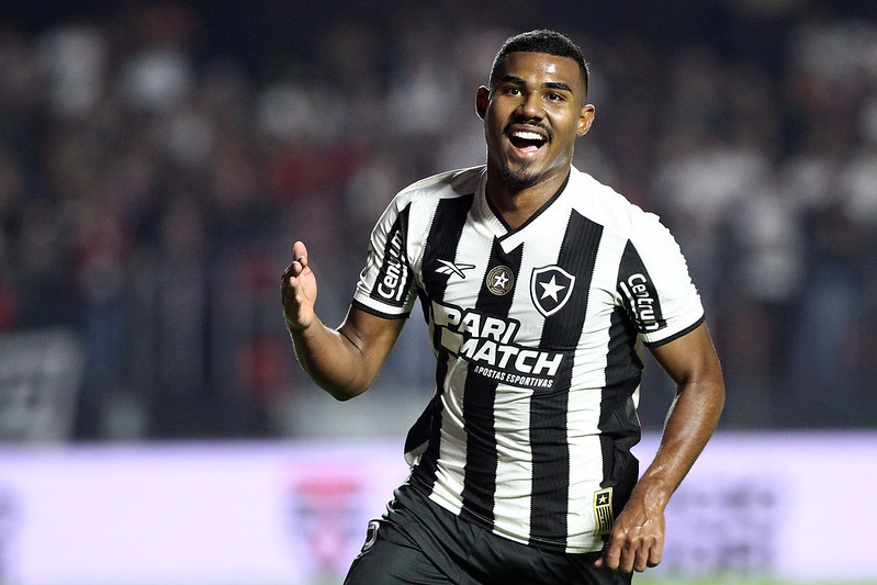 Lateral se junta a Cuiabano e Marçal. (Foto: Vitor Silva/Botafogo)