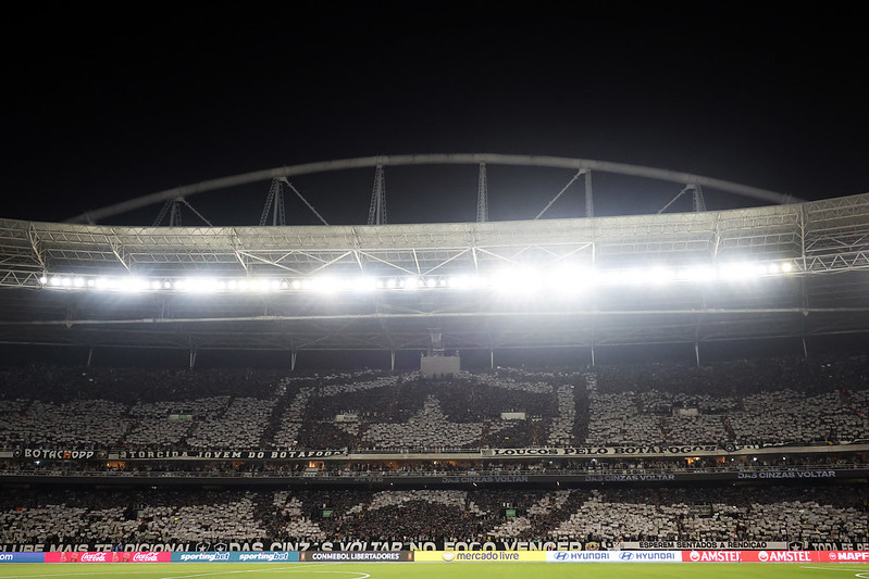 Primeiro o mosaico com o escudo. (Foto: Vitor Silva/Botafogo)