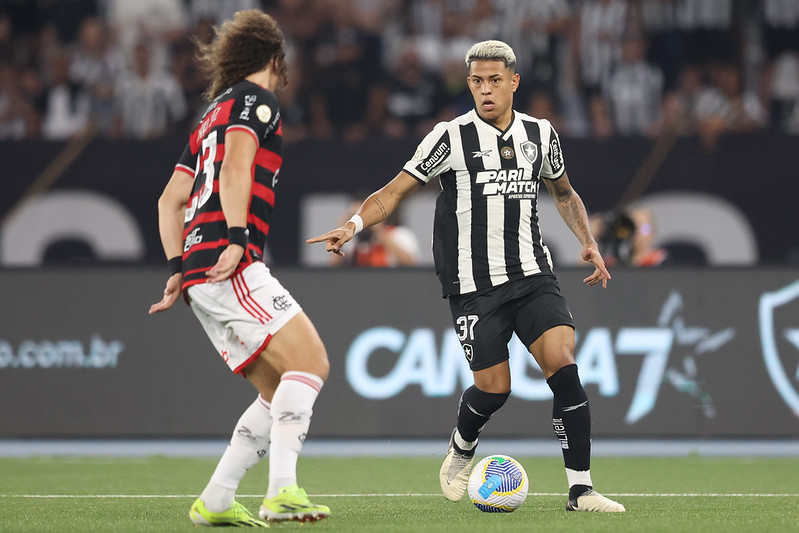 Matheus Martins marcou dois gols e deu trabalho à zaga flamenguista. (Foto: Vitor Silva/Botafogo)