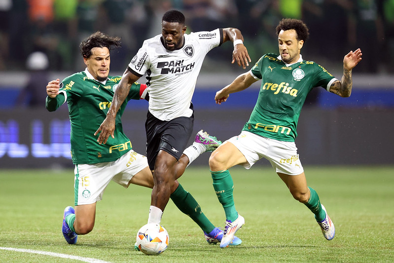 Bastos contra o Palmeiras. (Foto: Vitor Silva/Botafogo)