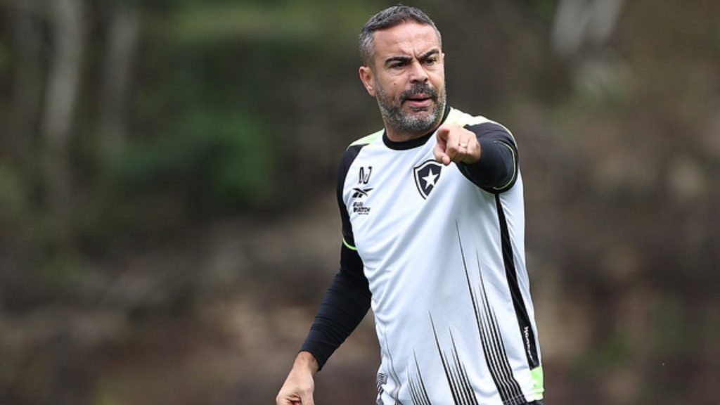 Artur Jorge veio para mesclar os jovens e experientes jogadores no elenco. (Foto: Vitor Silva / Botafogo)