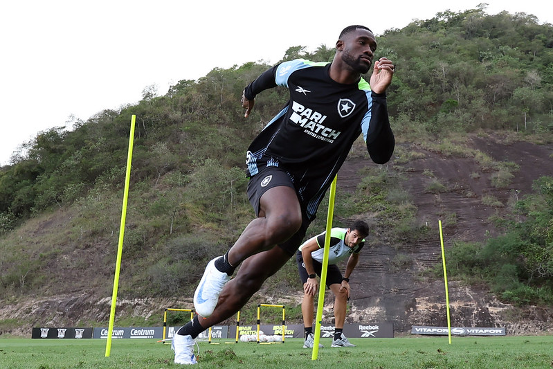 BBastos é considerado um dos melhores zagueiros do cameponato.  Foto: (Vitor Silva/Botafogo)