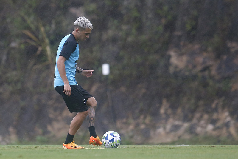 Diego Hernandez em treino no Espaço Lonier. (Foto: Vitor Silva/Botafogo.