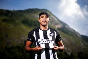 Luis Segóvia com a camisa do Botafogo. (Foto: Vitor Silva/Botafogo)