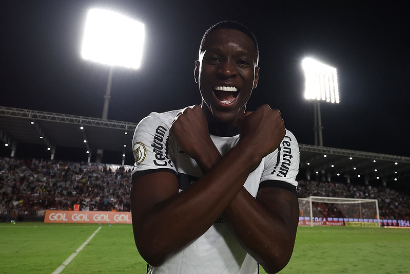 Luiz Henrique teve negociação supérada em número por Almada (Foto: Vitor Silva/Botafogo)