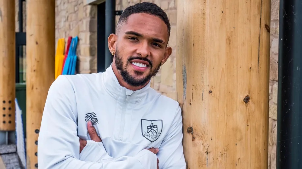 Vitinho é titular no Burnley. (Foto: Divulgação/Burnley)