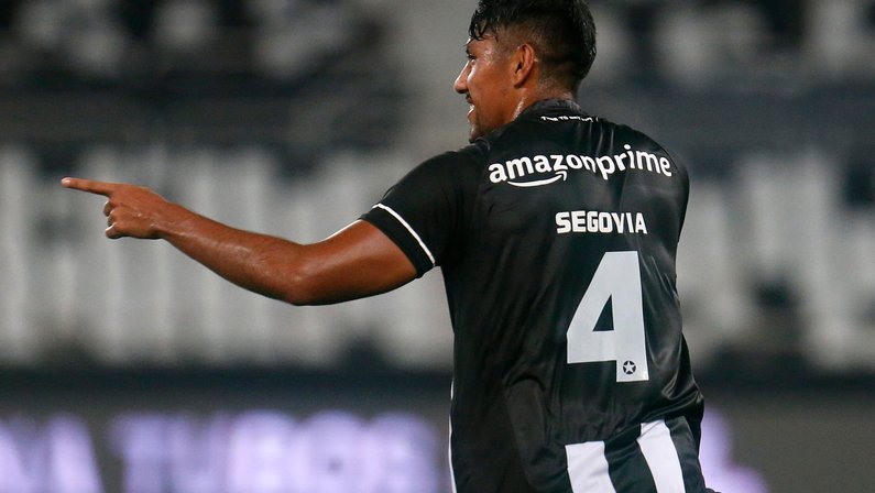 Segovia com a camisa do Glorioso. (Foto: Vitor Silva/Botafogo)