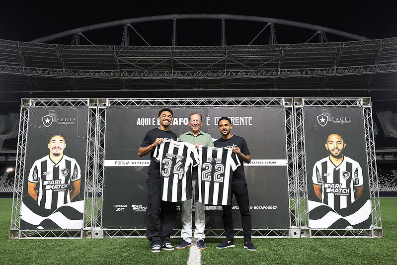 ohn Textor e Pedro Martins. Apresentacao Adryelson e Vitinho do Botafogo, Estadio Niltos Santos. 04 de Setembro de 2024, Rio de Janeiro, RJ, Brasil. Foto: Vitor Silva/Botafogo.