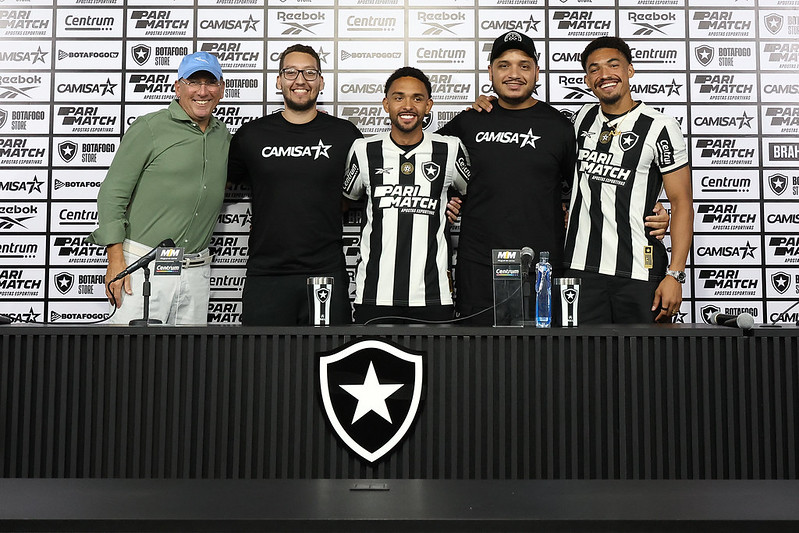 John Textor em coletiva na apresentação de Vitinho e Adryelson. (Foto: Vitor Silva)