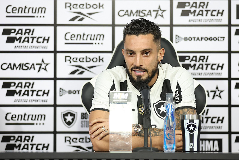 Apresentacao de Alex Telles do Botafog (Foto: Vitor Silva/Botafogo)