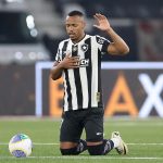 Marlon Freitas com a camisa Alvinegra. (Foto: Vitor Silva/Botafogo)