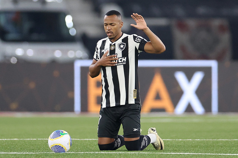 Marlon Freitas com a camisa Alvinegra. (Foto: Vitor Silva/Botafogo) 