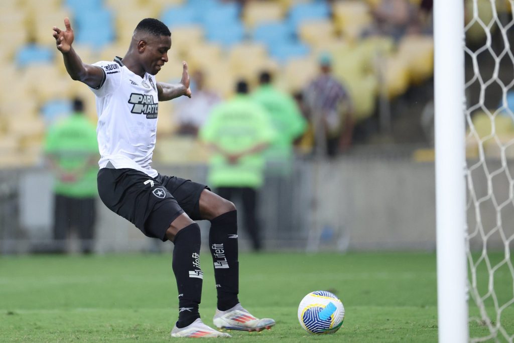 Luiz Henrique faz o gol da vitória Alvinegra. (Foto: Vitor Silva)