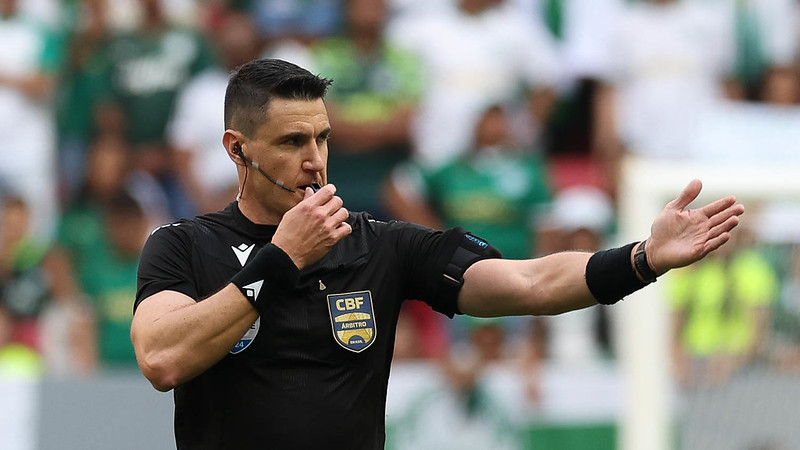 O ábitro Rafael Rodrigo Klein, do jogo entre as equipes da SE Palmeiras e CR Vasco da Gama, durante partida válida pela vigésima sétima rodada, do Campeonato Brasileiro, Série A, na Arena BRB Mané Garrincha. (Foto: Cesar Greco/Palmeiras/by Canon)