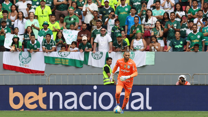 O goleiro Weverton, da SE Palmeiras, em jogo contra a equipe do CR Vasco da Gama, durante partida válida pela vigésima sétima rodada, do Campeonato Brasileiro, Série A, na Arena BRB Mané Garrincha. (Foto: Cesar Greco/Palmeiras/by Canon)