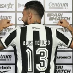 Alex Telles pode fazer a sua estreia. (Foto: Vitor Silva/Botafogo)