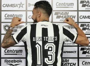 Alex Telles pode fazer a sua estreia. (Foto: Vitor Silva/Botafogo)