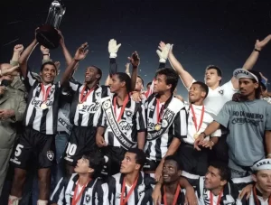 Jogadores do Botafogo erguem a taça da Copa Conmebol de 1993 — Foto: Julio Cesar Guimarães / O Globo