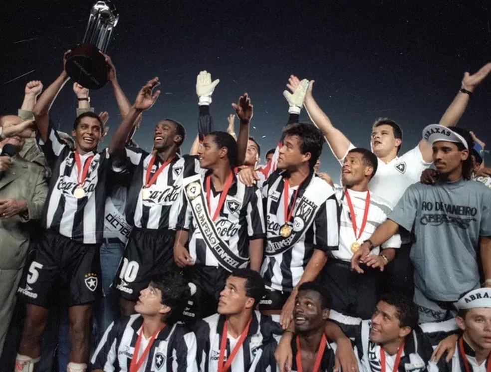 Jogadores do Botafogo erguem a taça da Copa Conmebol de 1993 — Foto: Julio Cesar Guimarães / O Globo