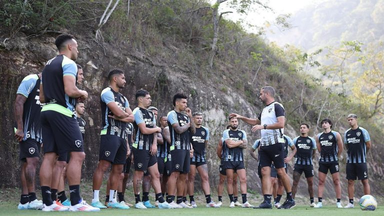 Matheus Nascimento junto com o elenco. (Foto: Rerpodução Threads/Botafogo)