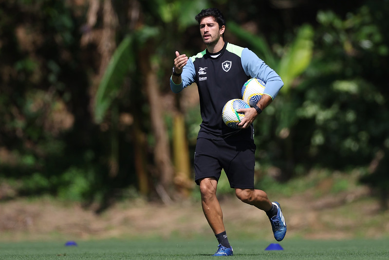 Tiago Lopes em treino pelo Glorioso. (Foto: Vitor Silva/BFR)