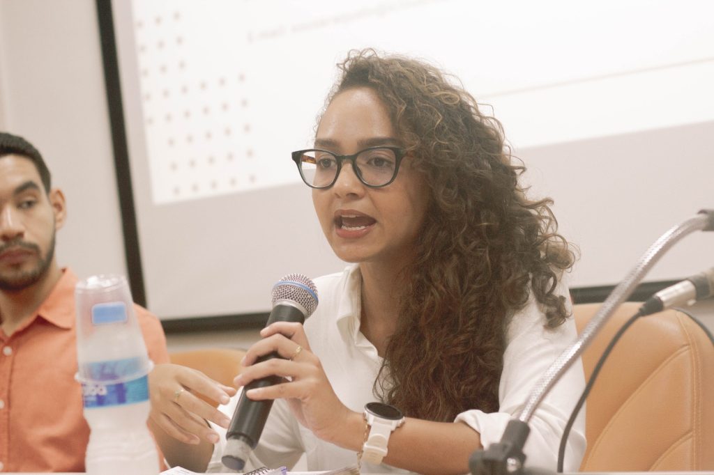 Botafogo: Raquel Sousa é socióloga e pesquisadora, com formação em História (UFRRJ) e mestrado e doutorado em Ciências Sociais (PPCIS/UERJ). Ela é uma das fundadoras do Observatório Social do Futebol e integra o Laboratório de Análises da Violência (LAV/UERJ). Suas pesquisas se concentram na violência, segurança e justiça no futebol, com foco nas ações públicas e institucionais nessa área. Atualmente, coordena a pesquisa Esporte, Dados e Direitos, que investiga o uso de reconhecimento facial nos estádios brasileiros, prevista para 2024.