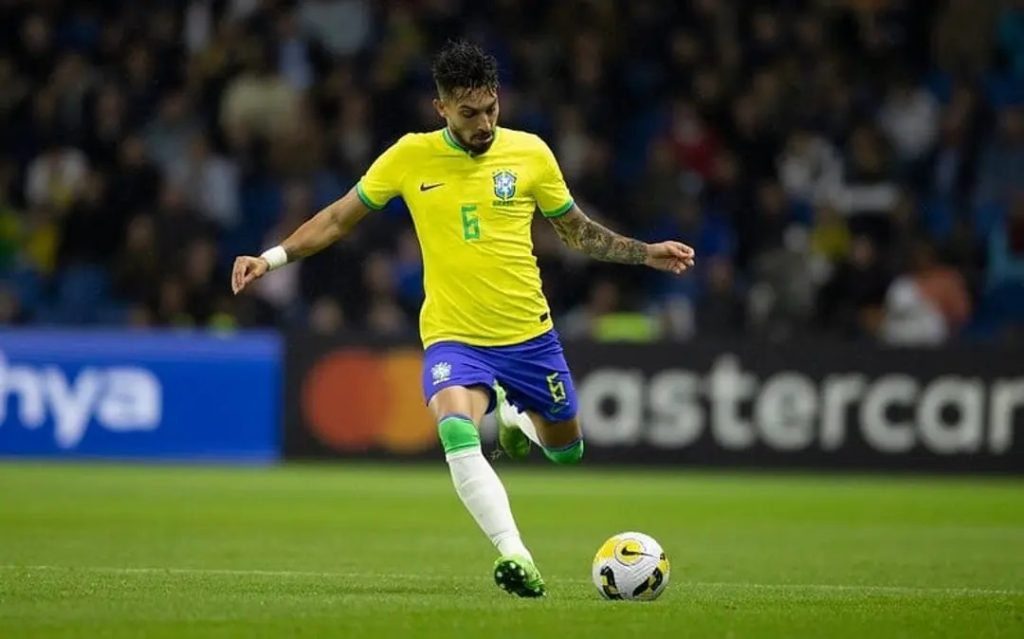 Alex Telles com a camisa da Seleção. (Foto: Lucas Figueiredo/CBF)