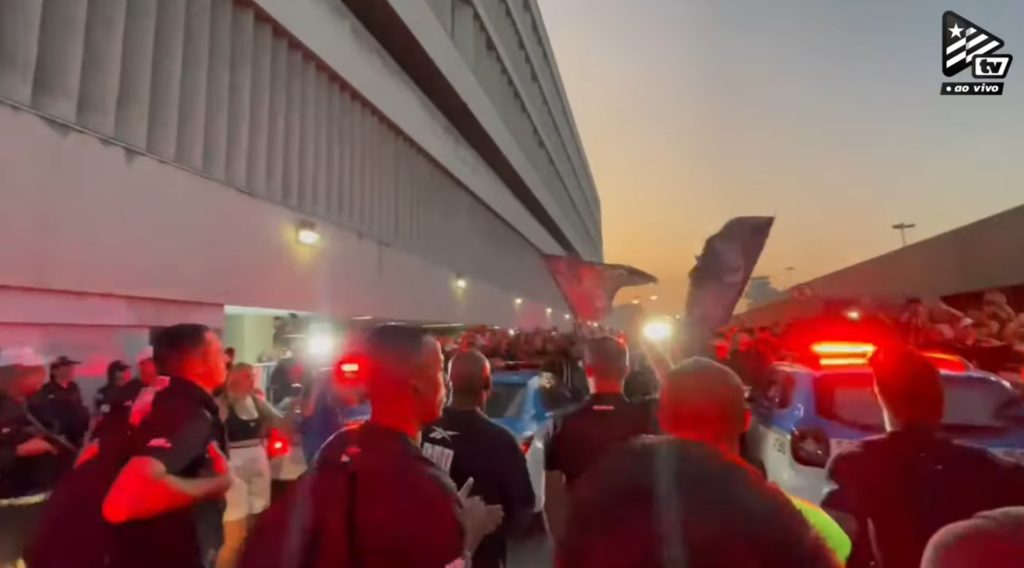 Torcida comparece ao aeroporto. (Foto: Reprodução Internet / Botafogo TV)