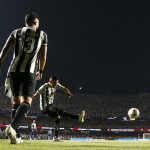 Alex Telles observa Savarino (Foto: Vitor Silva/Botafogo)