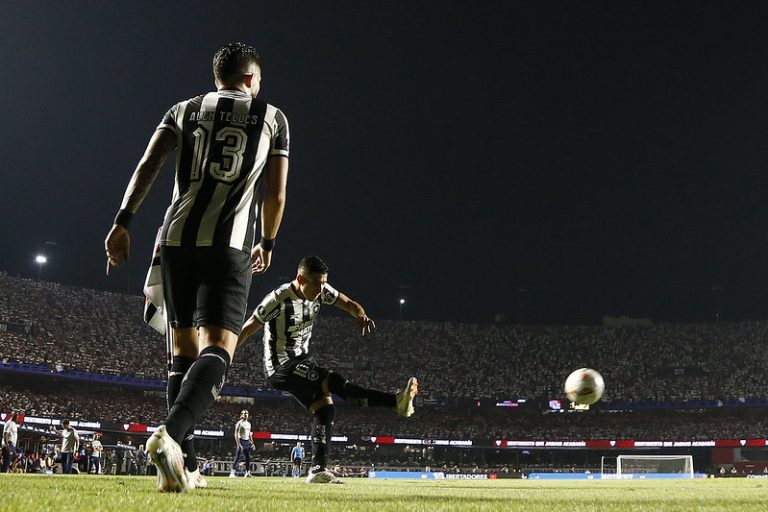 Alex Telles observa Savarino (Foto: Vitor Silva/Botafogo)