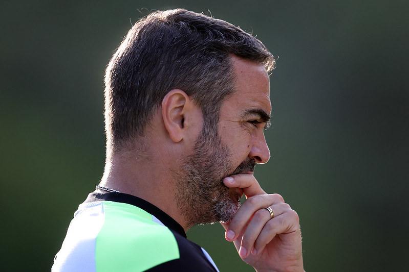 Artur Jorge observa treino. (Foto: Vitor Silva/Botafogo)