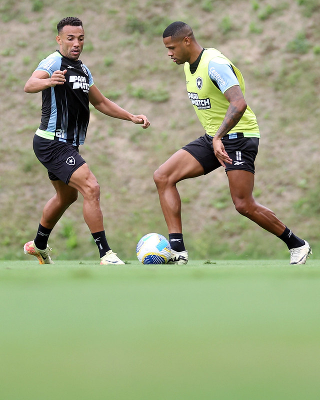 Marçal e Júnior Santos em treino. (Foto: Vitor Silva/Botafogo)