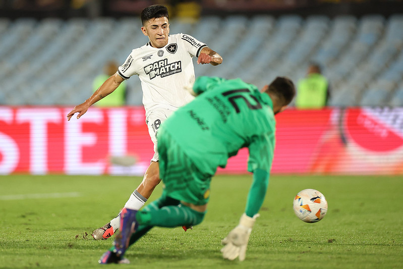 Almada vence o goleiro urugauio e marca o seu gol. (Vitor Silva/Botafogo)