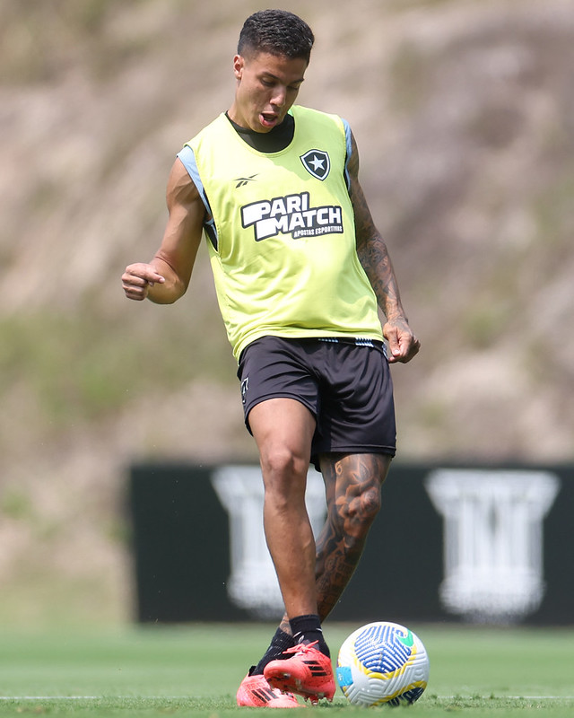 Carlos Alberto no treino. (Foto: Vitor Silva/Botafogo)