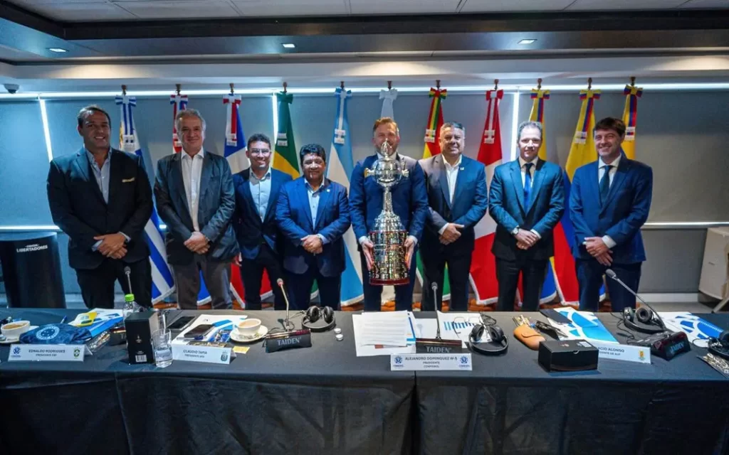 Alejandro Domínguez com os dirigentes da CBF, AFA, AUF e dos 4 clubes semifinalistas da Libertadores