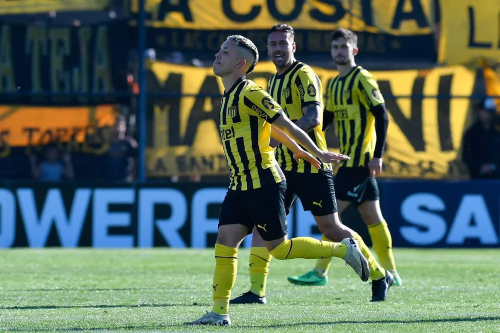 Leonardo Fernández celebra su gol para Peñarol ante Danubio FOTO: L. Carreño