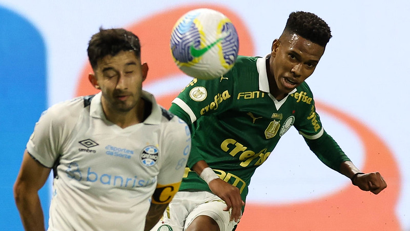 O jogador Estêvão, da SE Palmeiras, disputa bola com o jogador do Grêmio FBPA, durante partida válida pela trigésima terceira rodada, do Campeonato Brasileiro, Série A, na arena Allianz Parque. (Foto: Cesar Greco/Palmeiras/by Canon)