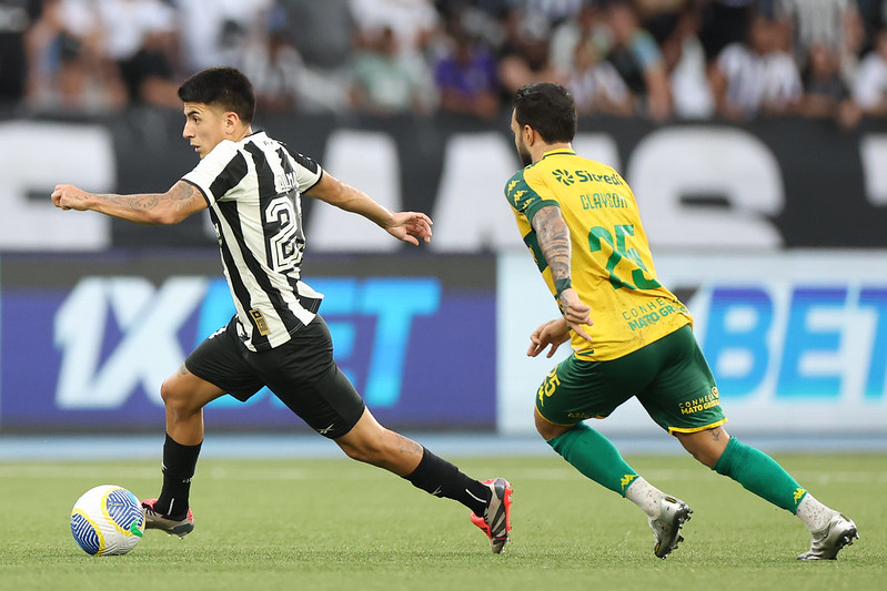 Almada. Botafogo x Cuiaba pelo Campeonato Brasileiro no Estadio Nilton Santos. 09 de Novembro de 2024, Rio de Janeiro, RJ, Brasil. Foto: Vitor Silva/Botafogo.

