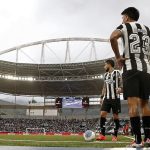 Almada e alex telles. Botafogo x Cuiaba pelo Campeonato Brasileiro no Estadio Nilton Santos. 09 de Novembro de 2024, Rio de Janeiro, RJ, Brasil. Foto: Vitor Silva/Botafogo.