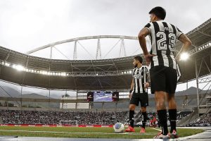 Almada e alex telles. Botafogo x Cuiaba pelo Campeonato Brasileiro no Estadio Nilton Santos. 09 de Novembro de 2024, Rio de Janeiro, RJ, Brasil. Foto: Vitor Silva/Botafogo.