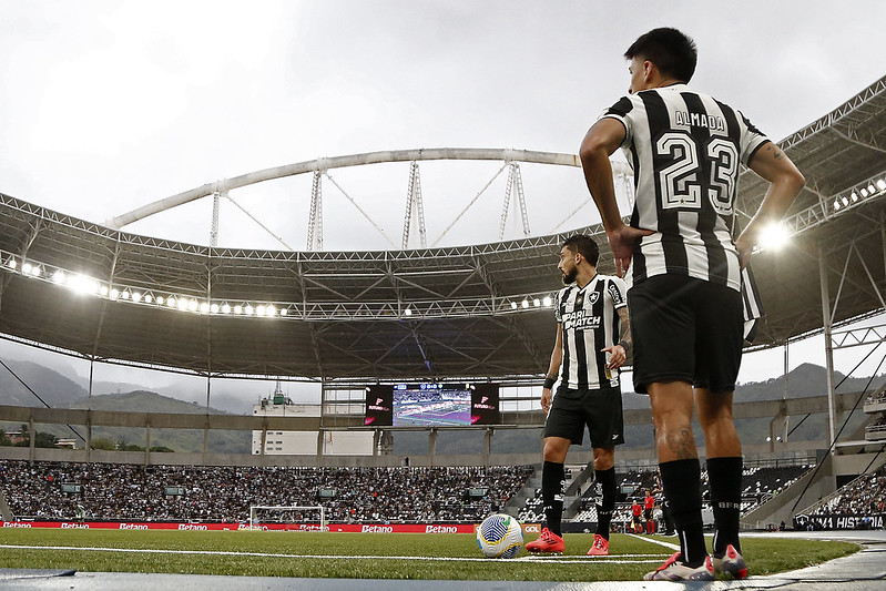 Almada e alex telles. Botafogo x Cuiaba pelo Campeonato Brasileiro no Estadio Nilton Santos. 09 de Novembro de 2024, Rio de Janeiro, RJ, Brasil. Foto: Vitor Silva/Botafogo.

