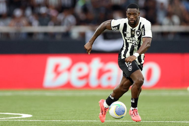 Bastos. Botafogo x Cuiaba pelo Campeonato Brasileiro no Estadio Nilton Santos. 09 de Novembro de 2024, Rio de Janeiro, RJ, Brasil. Foto: Vitor Silva/Botafogo.