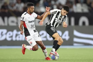 Almada. Botafogo x Vitoria pelo Campeonato Brasileiro no Estadio Nilton Santos. 23 de Novembro de 2024, Rio de Janeiro, RJ, Brasil. Foto: Vitor Silva/Botafogo.