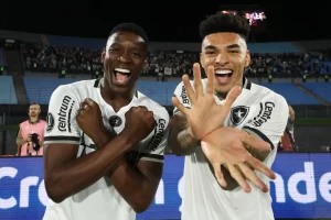 Luiz henrique e Jesus. Penarol x Botafogo pela Copa Conmebol Libertadores no Estadio Centenario. 30 de outubro de 2024, Montevideu , Uruguai. Foto: Vitor Silva/Botafogo.