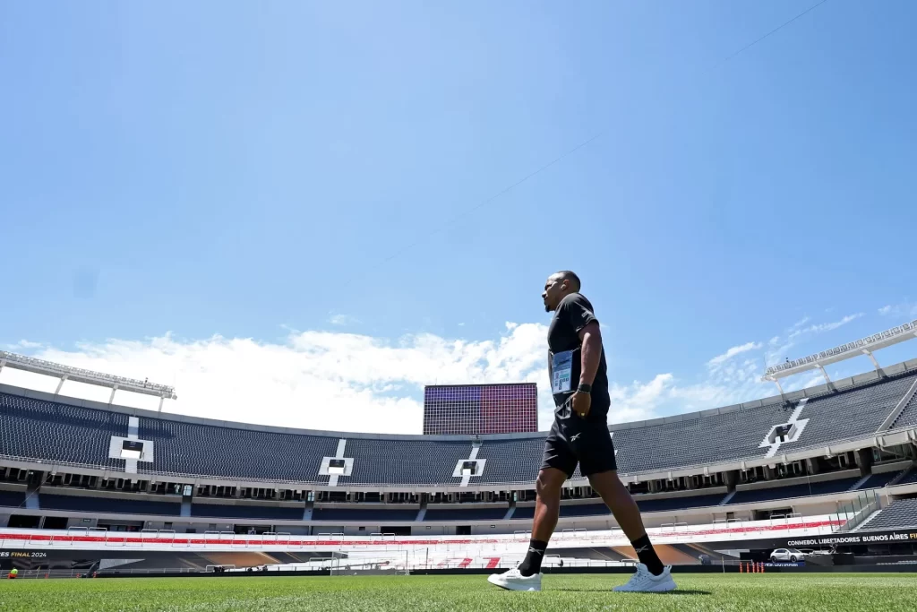 Reconhecimento do grama do Estadio Monumental de Nunez. 29 de Novembro de 2024, Buenos Aires, Argentina. Foto Vitor Silva Botafogo.