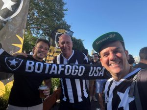 Na foto, dos botafoguenses ilustres: o Vice-prefeito do Cidade do Rio, Nilton Caldeira e Jorge Magdaleno, Conselheiro do Botafogo.