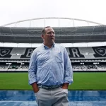 John Textor chega ao Botafogo no Estadio Nilton Santos. 08 de Janeiro de 2022, Rio de Janeiro, RJ, Brasil. Foto: Vitor Silva/Botafogo.