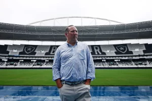 John Textor chega ao Botafogo no Estadio Nilton Santos. 08 de Janeiro de 2022, Rio de Janeiro, RJ, Brasil. Foto: Vitor Silva/Botafogo.